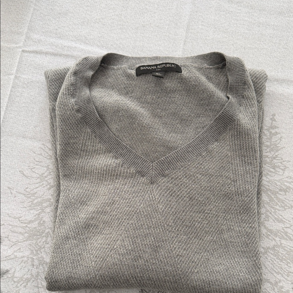 Banana Republic Men's V-Neck Sweater in Light Gray